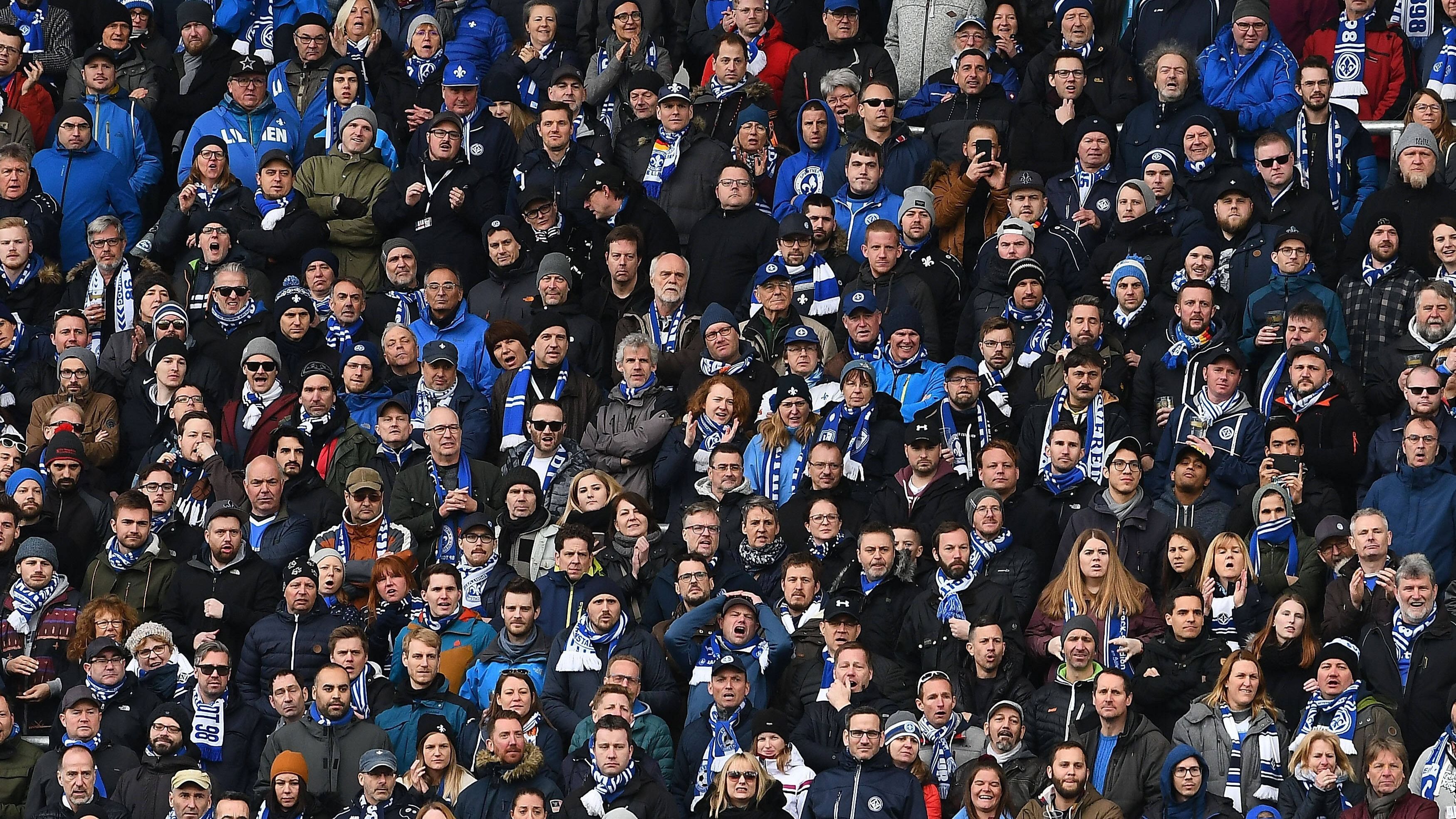 
                <strong>VfL Bochum: Fans plädieren für virtuelle Tickets</strong><br>
                In Bochum bleiben am kommenden Spieltag die Ränge leer. Um den finanziellen Schaden des Vereins möglichst gering zu halten, plädierten die Fans des VfL Bochum nun für sogenannte "Geistertickets". In einer Pressemitteilung auf der Vereinsseite heißt es, man habe "den Wunsch der Fans registriert, den Verein zu unterstützen und so genannte 'Geisterspieltickets' zu erwerben. Der VfL freut sich über diesen Zuspruch und ist bereit, dem vielfachen Wunsch nachzukommen." Die virtuellen Tickets sind jedoch rein symbolischer Natur und auf ein fernes Datum gerichtet. Man hat damit keinen Anspruch, sich ein künftiges VfL-Heimspiel anzuschauen, das vor Zuschauern ausgetragen wird. Die Erlöse aus dem Verkauf der virtuellen Tickets verstehen sich somit als Spende an den VfL Bochum. 
              