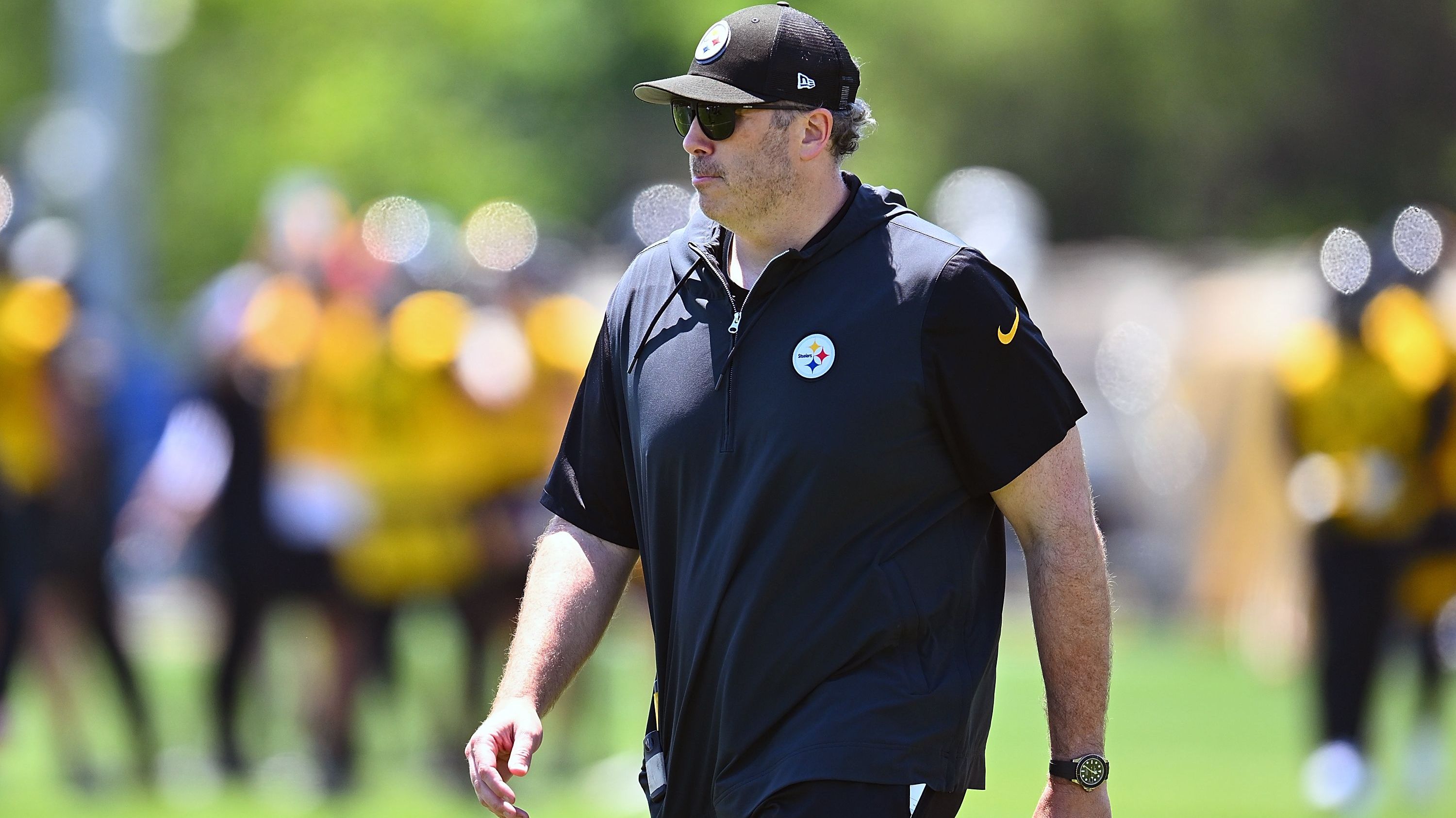 <strong>Arthur Smith (Offensive Coordinator der Pittsburgh Steelers)</strong><br>Doch bessere Spieler bedeuten immer auch mehr Druck. Vor allem mit Blick auf die Steelers-Vorgeschichte. Kenny Pickett ist Vergangenheit, mit Wilson und Fields wurden zwei absolute Hoffnungsträger geholt. Umso mehr werden die Augen auf dem Leiter der Offense liegen, der die Playoff-Hoffnungen der Franchise mit richtigen Playcalls füttern muss.