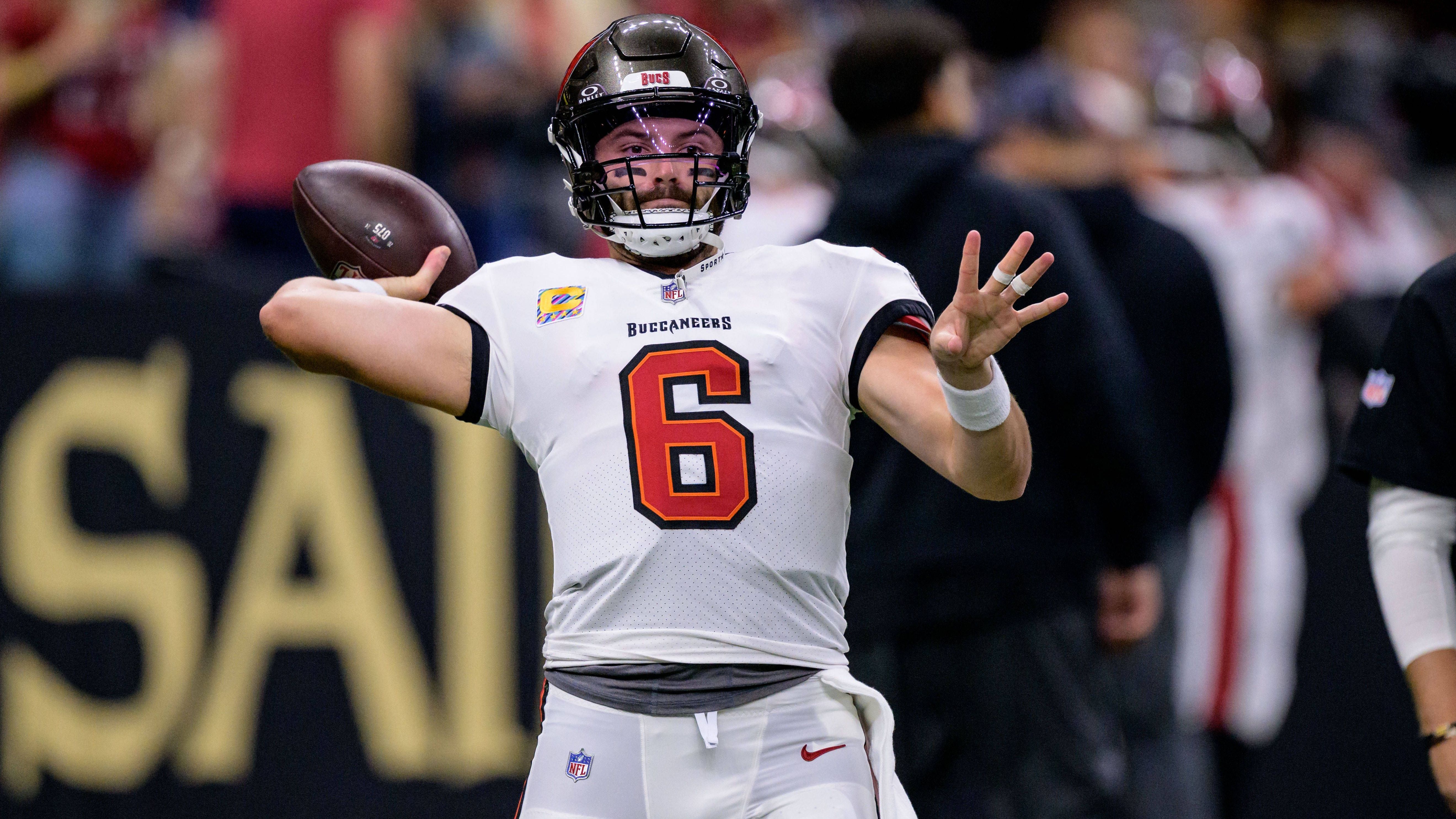 <strong>Platz 12: Baker Mayfield (Tampa Bay Buccaneers)</strong><br>Wenn die Browns damals nur an Mayfield festgehalten hätten ... mittlerweile ein absoluter Leader! Er geht voran, übernimmt Verantwortung und spielt häufiger auf gutem Niveau. Sicherlich hat er irgendwo seine Limitationen, aber als Passer kann er sein Team hin und wieder schultern.