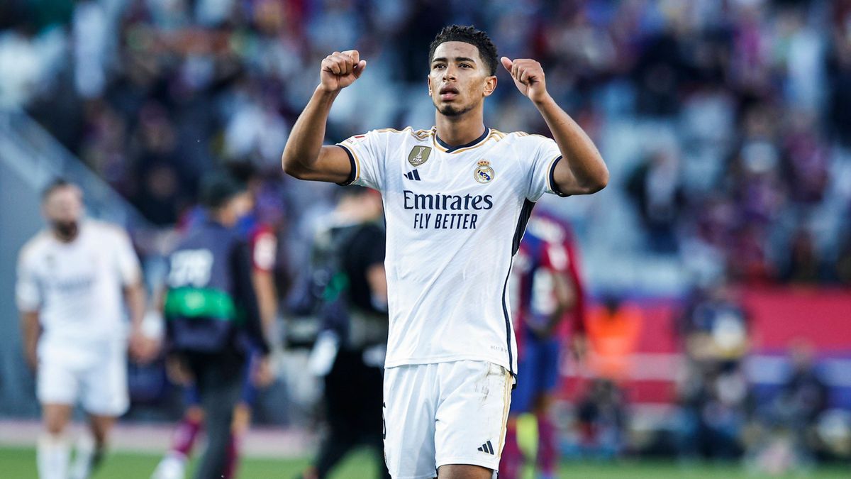 Spain, Barcelona, 28.10.2023, Estadi Olimpic Lluis Companys, FC Barcelona, Barca vs Real Madrid - LaLiga, Jude Bellingham (Real Madrid) celebrates the victory Barcelona Estadi Olimpic Lluis Company...