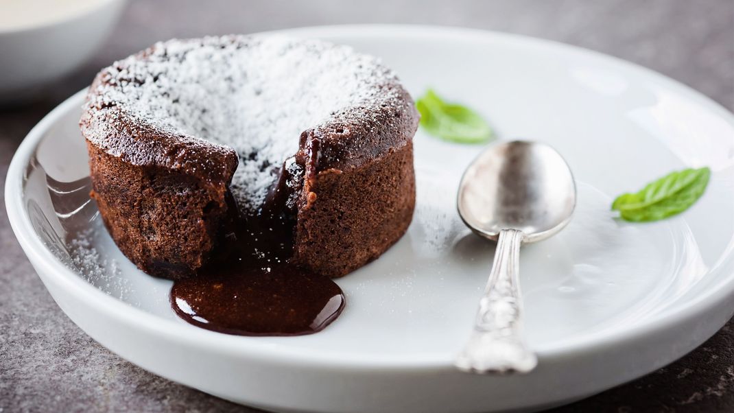 Der Schokokuchen mit flüssigem Kern ist auch bekannt als Lava Cake.