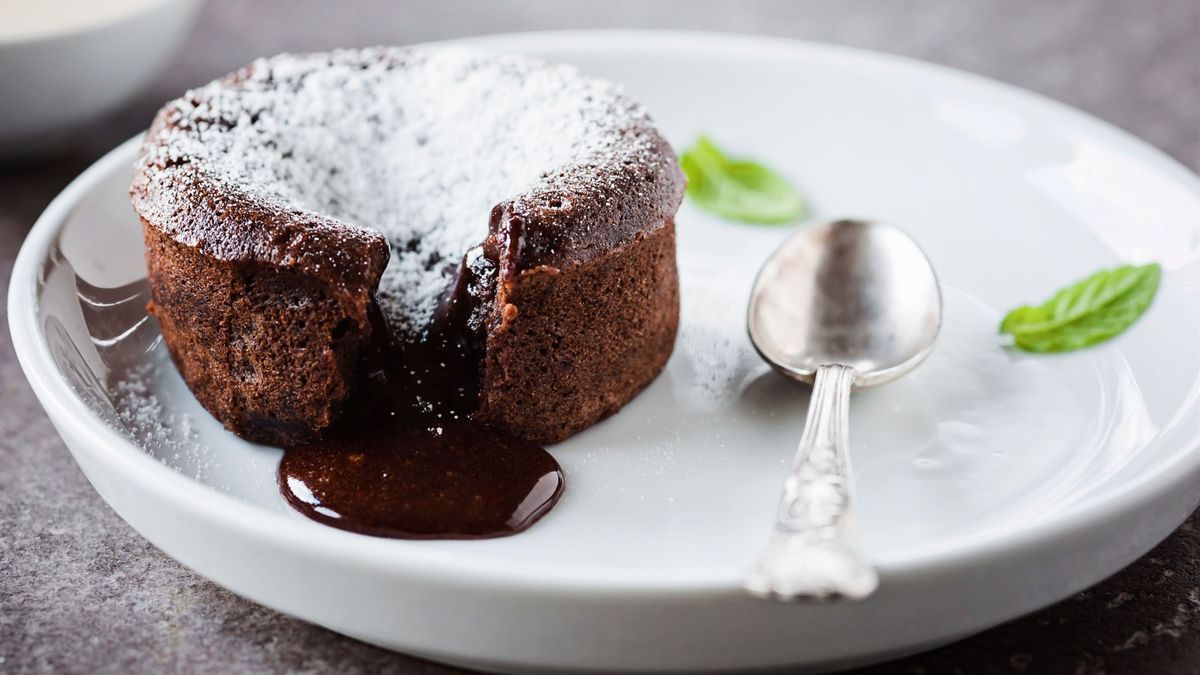 Der Schokokuchen mit flüssigem Kern ist auch bekannt als Lava Cake.