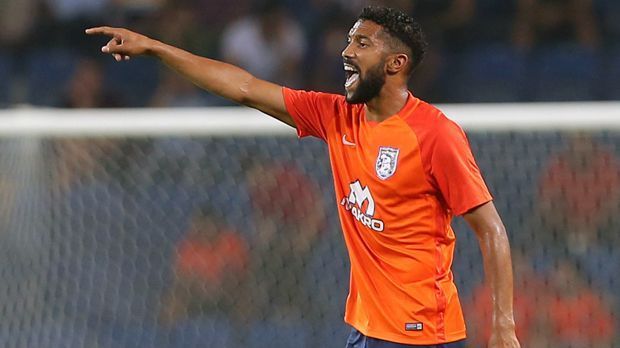 
                <strong>Gael Clichy (Medipol Basaksehir)</strong><br>
                Emre Belözoglu oder Emmanuel Adebayor - diese Altstars konnte der türkische Vize-Meister Medipol Basaksehir schon in der vergangenen Saison an Land ziehen. Im Sommer holte der vierte Istanbuler Großklub dann weitere klingende Namen. Einer von ihnen ist Gael Clichy. Nach 14 Jahren in England bei Arsenal und Manchester City heuerte der 32 Jahre alte Linksverteidiger nun in der Türkei an und eroberte bei Medipol Basaksehir sofort einen Stammplatz. Der dreimalige englische Meister Clichy unterschrieb einen Dreijahresvertrag bis 2020.
              