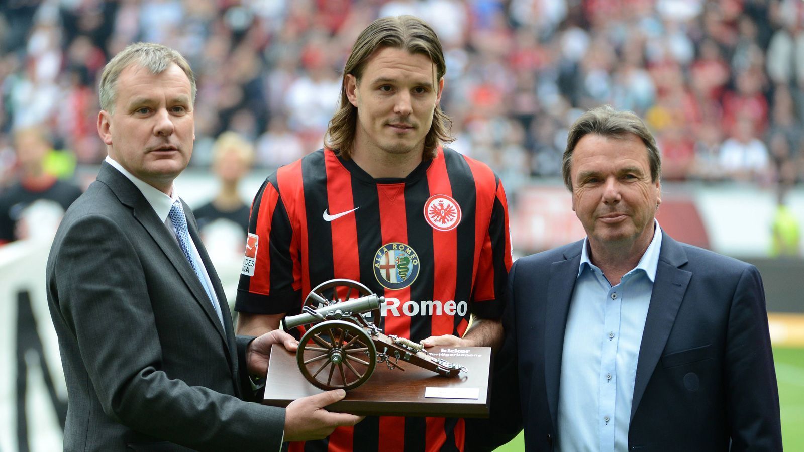 
                <strong>Saison 2014/15</strong><br>
                Torschützenkönig: Alexander Meier (Eintracht Frankfurt) - Tore: 19
              