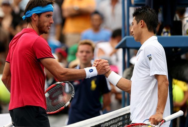 
                <strong>3. Runde: Nishikori - Mayer (Nr. 26)</strong><br>
                Über eine Stunde weniger benötigt Nishikori zum Einzug ins Achtelfinale. Gegen Leonardo Mayer aus Argentinien gibt er beim 6:4, 6:2, 6:3 lediglich neun Spiele ab. Anschließend verdient sich Nishikori aber den Beinamen Marathonmann.
              