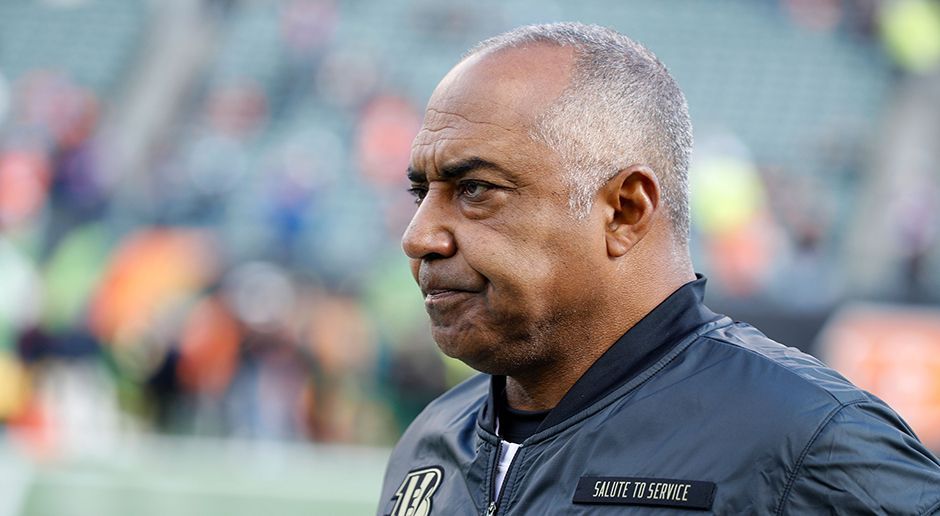 
                <strong>Marvin Lewis - Cincinnati Bengals</strong><br>
                Warum die Cincinnati Bengals plötzlich so schlecht sind, weiß wohl niemand genau. Fest steht jedoch: Seit dem Abgang von Offensive Coordinator Hue Jackson in Richtung Cleveland kommt die Franchise nicht mehr auf die Beine. Das wirft kein gutes Licht auf Head Coach Marvin Lewis, der aufgrund seiner miserablen Ausbeute in den Playoffs ohnehin schon in der Kritik steht. Sollten sich die Bengals weiterhin so schlecht präsentieren, wie im bisherigen Verlauf der aktuellen Saison, dürfte frischer Wind auf der Trainerposition wohl nur eine Frage der Zeit sein.
              