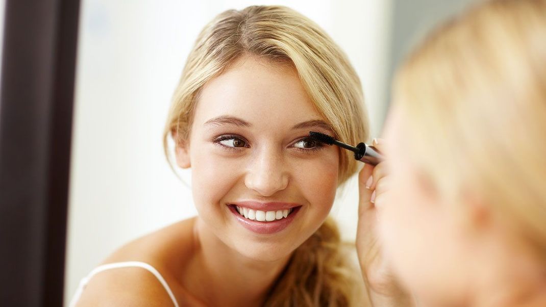 Ein Augenaufschlag, der sich sehen lassen kann - wir haben die 12 besten Mascara Tipps für dich, wie du Mascara richtig aufträgst. Überzeuge dich jetzt von unseren Beauty-Hacks! 
