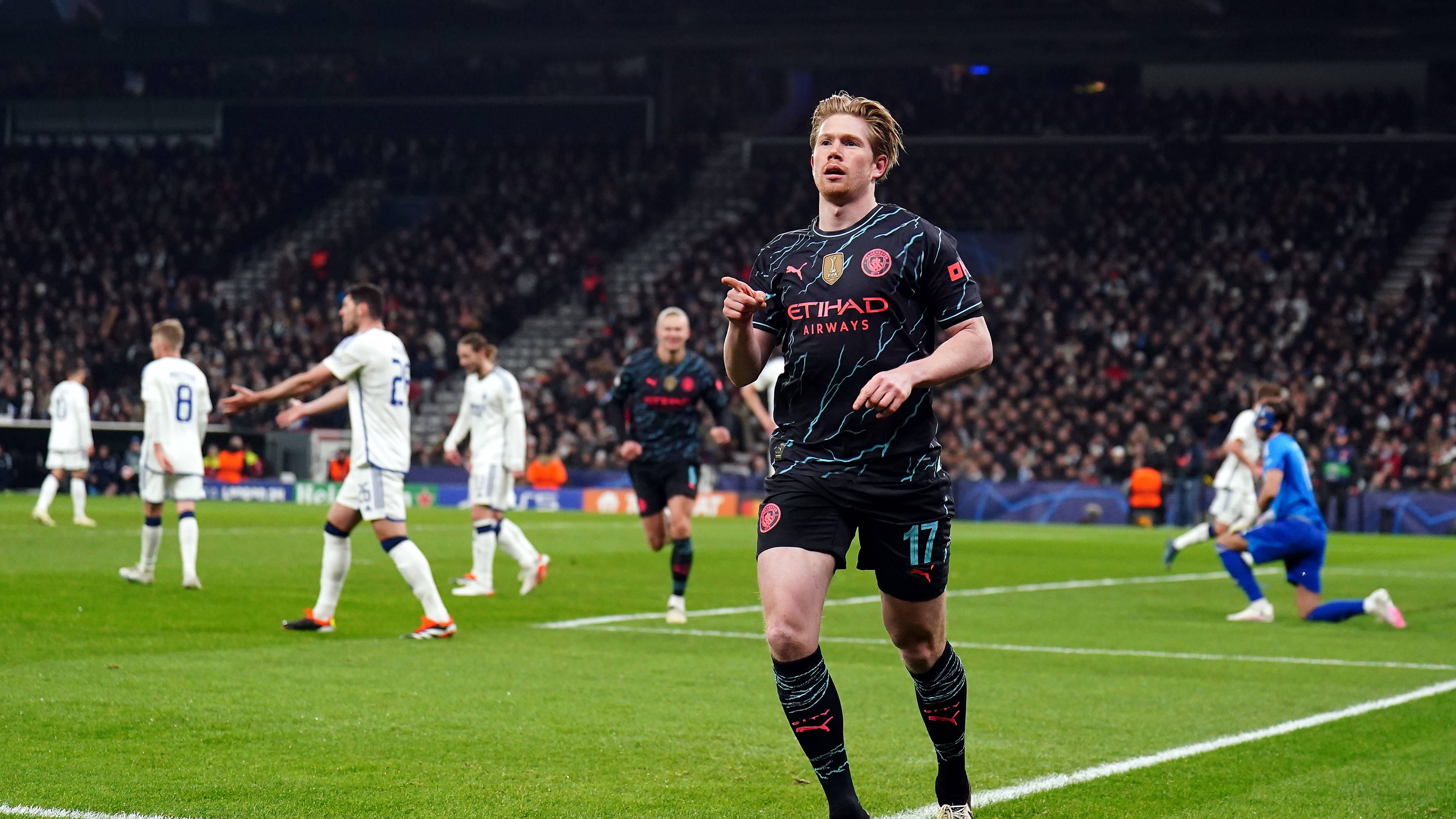 <strong>Quarterback: Kevin De Bruyne (Manchester City)<br></strong>Der Kopf, der Strippenzieher, der Dirigent. Nennt ihn, wie ihr wollt, aber nennt Kevin De Bruyne mit seiner Passgenauigkeit und seiner Spielintelligenz vor allem: den Starting-Quarterback des Teams.&nbsp;