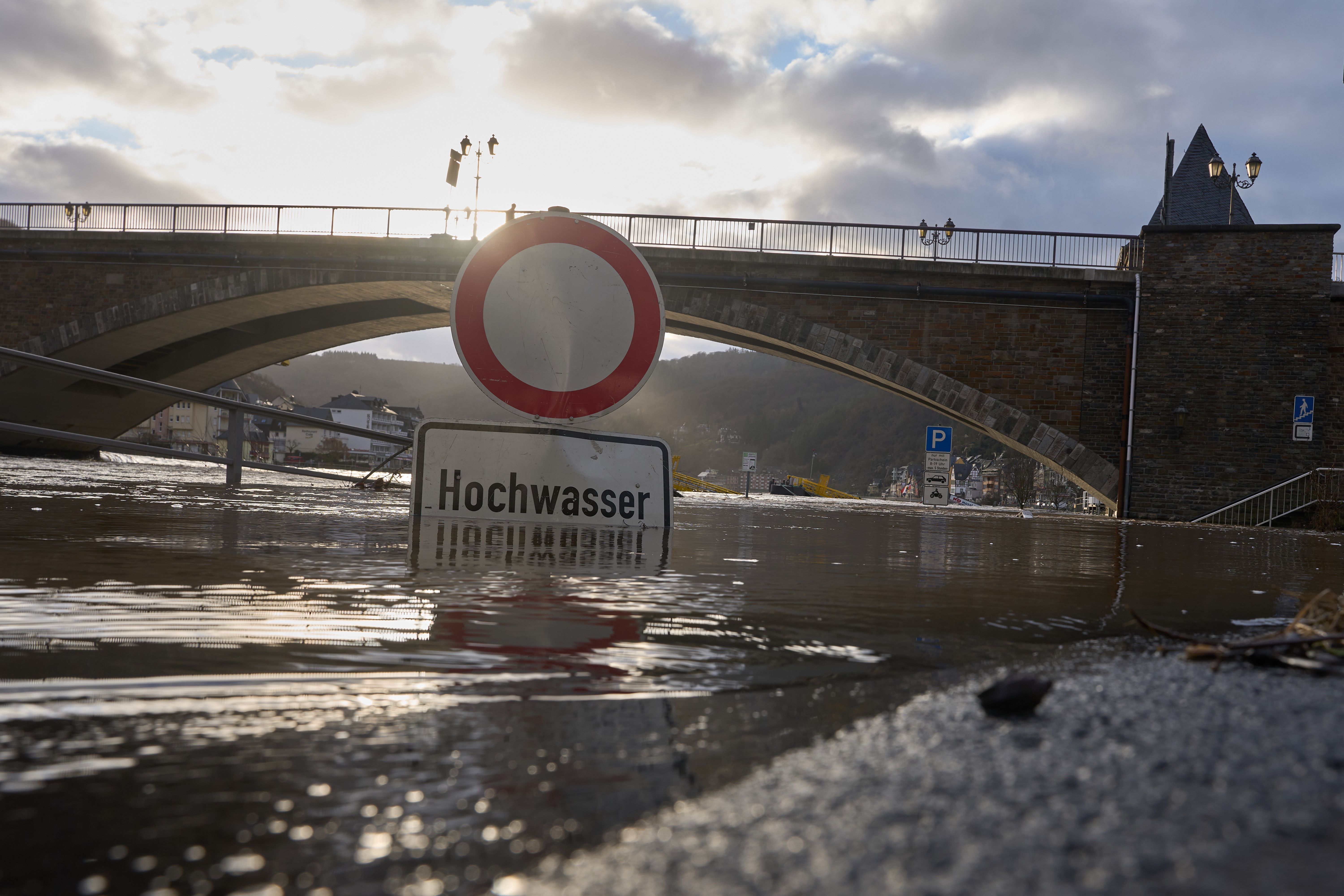 Hochwasser-Angst In Rheinland-Pfalz: Erdrutsch Legt Bahnstrecke Lahm