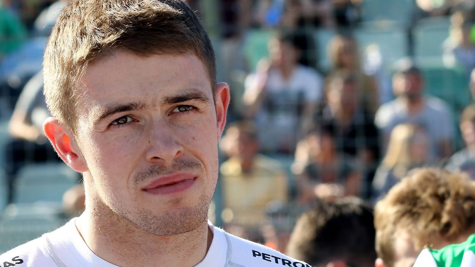 
                <strong>3 Paul di Resta (Aston Martin)</strong><br>
                Der Schotte bot sich nach dem Mercedes-Ausstieg als Anführer für den Neueinsteiger an. Gesagt, getan: Ex-Meister di Resta bringt 2019 seine ganze Erfahrung ein, um die britische Kultmarke auf Kurs zu bringen. Immerhin blickt der frühere Formel-1-Pilot auf 126 Rennen zurück, in denen er für Mercedes elf Siege feierte und 2010 den Titel holte. 2018 wäre es fast wieder soweit gewesen, er landete am Ende auf Platz drei.
              