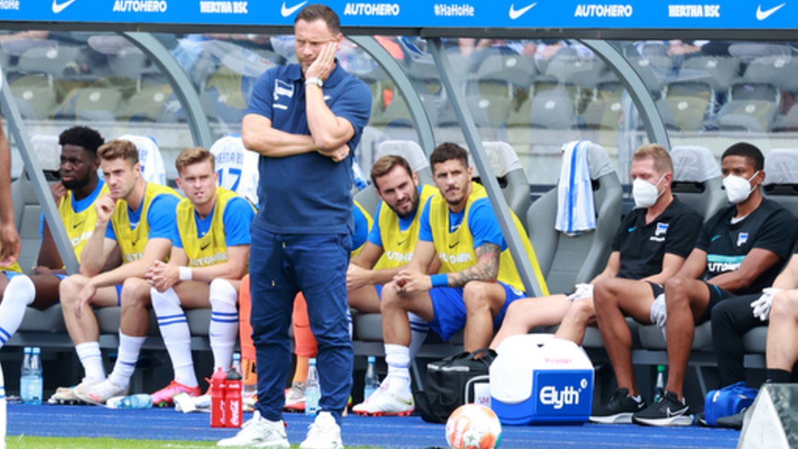 
                <strong>Verlierer: Pal Dardai</strong><br>
                Nach zwei Niederlagen gegen den 1. FC Köln und den VfL Wolfsburg zum Start der Bundesliga-Saison hängt der Haussegen in Berlin bei der Hertha bereits jetzt schief. Im Zentrum der Fan-Kritik: Trainer Pal Dardai. Der Ungar hat aus Sicht der Anhängerschaft nach den 1:0-Führungen in beiden Partien zu passiv gehandelt und gewechselt und somit die Niederlagen in Kauf genommen. Dardai genießt seit Jahr und Tag einen guten Ruf in der Hauptstadt, allerdings wollen die Anhänger nach den millionenschweren Investitionen nun endlich Erfolge sehen. Die Hertha ist aktuell Letzter, als einziges Team gelang noch kein Punktgewinn.
              