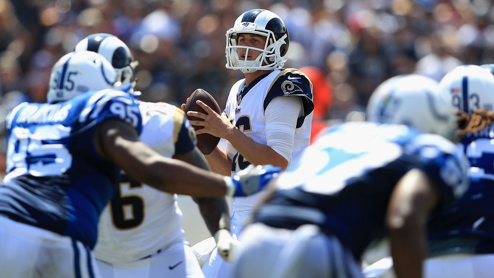 
                <strong>Landing Spots für Jared Goff: Indianapolis Colts </strong><br>
                Die Colts haben eine starke Saison gespielt, sind in der Wild Card Round der Playoffs denkbar knapp gegen die Buffalo Bills ausgeschieden. Zu Beginn der Offseason hagelte es schlechte Nachrichten. Erst beendete Star-Tackle Anthony Castonzo seine Karriere, dann Quarterback Philip Rivers. Indianapolis braucht einen neuen Anführer für seine hochkarätige Offense. Mit dem zweithöchsten Cap Space aller NFL-Teams (rund 68 Millionen Dollar) sind die Voraussetzungen dafür geschaffen. Goff würde bei den Colts ein offensives Upgrade bekommen und würde von Tag eins an um die Playoffs spielen. Allerdings soll auch Carson Wentz von den Philadelphia Eagles ein Thema sein.
              