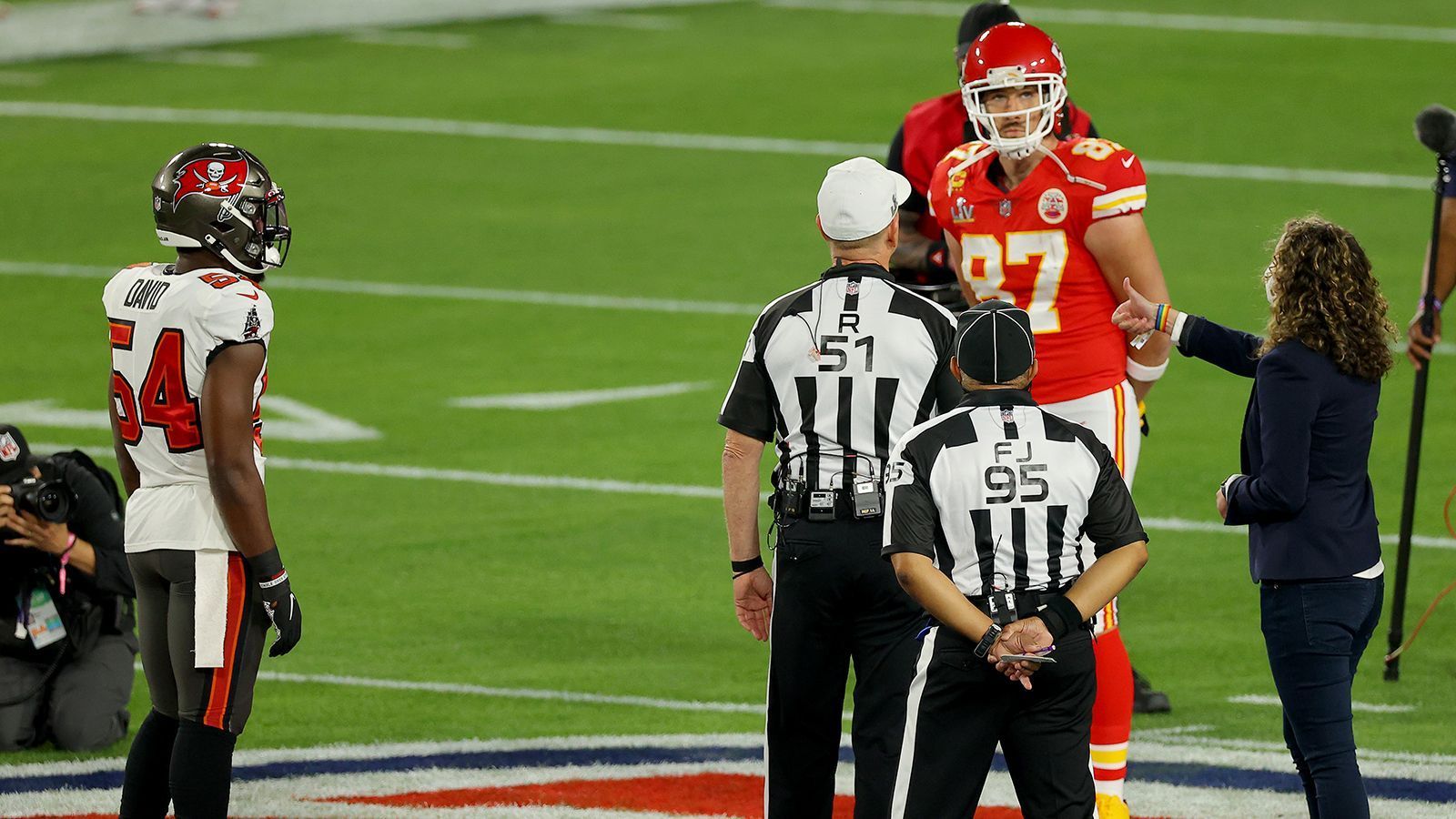 
                <strong>Verlierer: Der Coin Toss</strong><br>
                Dieser Fluch sucht seinesgleichen. In den vergangenen sechs Jahren hat jeweils die Mannschaft, die den Coin Toss gewonnen hat, schlussendlich das Spiel verloren. Und auch in diesem Jahr bestätigte sich diese unheimliche Serie. Travis Kelce gewann den Münzwurf zu Beginn des Spiels für die Chiefs, es folgte die deutliche Pleite gegen die Buccaneers. 2015 gewannen die Seattle Seahawks letztmals sowohl den Coin Toss als auch das Spiel. Seither schwebt der Fluch über dem Super Bowl. Wenn der Vorteil zum Nachteil wird...
              