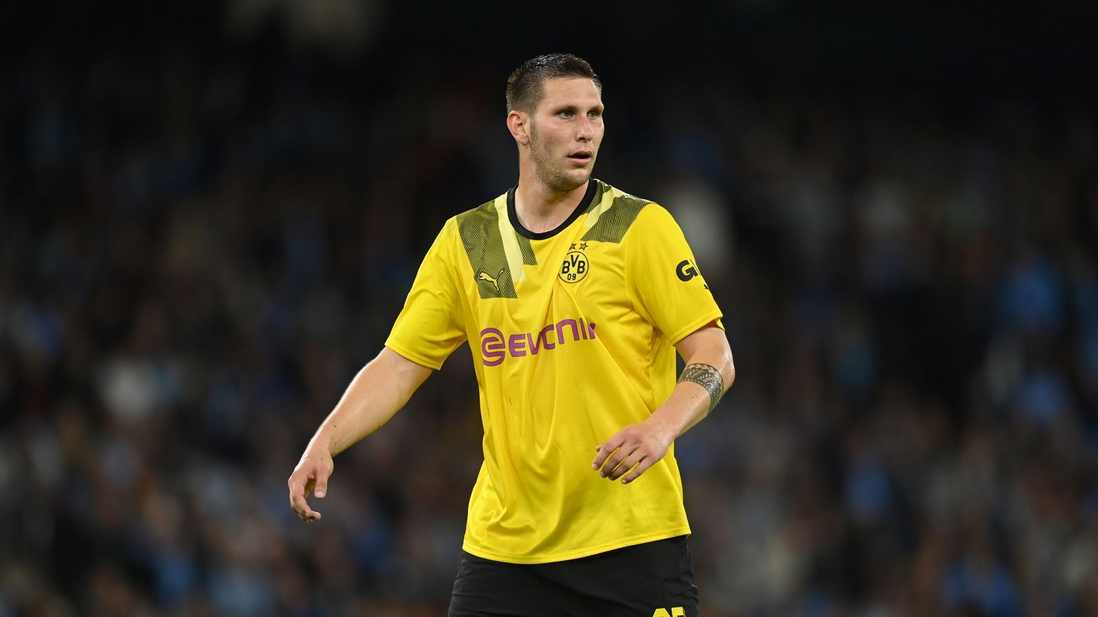 
                <strong>Niklas Süle</strong><br>
                Erlebt einen Höhenflug, seitdem er als Aushilfs-Rechtsverteidiger eingesetzt wird. Räumt defensiv ab und beweist in der Spieleröffnung ein hervorragendes Auge. Schickt Adeyemi ein ums andere Mal auf dem rechten Flügel gut in Szene. Nach der Pause defensiv nicht mehr ganz so konsequent, was zu City-Chancen führt. Trotzdem ein starker Auftritt. ran-Note: 2
              