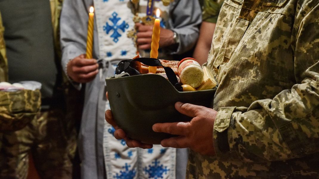 Die Ukrainer feiern das orthodoxe Osterfest, und die Soldaten der ukrainischen Streitkräfte halten sich auch an der Front an die nationalen Traditionen.