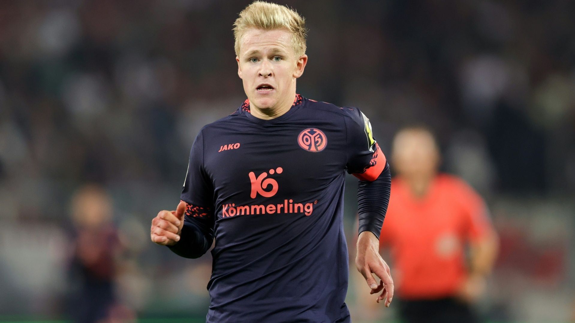 <strong>Eintracht Frankfurt: Jonathan Burkardt (Stürmer)</strong><br>Hugo Ekitike könnte die Eintracht nach eineinhalb Jahren bereits wieder verlassen. Das Preisschild für den französischen Stürmer soll bei 100 Millionen Euro liegen. Entsprechend muss sich die SGE bereits nach einer weiteren Offensivkraft umschauen. Mainz-Shootingstar Jonny Burkardt soll ganz weit oben auf der Liste stehen. Der Nationalspieler bewies mit 18 Toren in der abgelaufenen Bundesliga-Saison seine Torjäger-Qualitäten und soll laut "Bild" für um die 20 Millionen Euro zu haben sein.