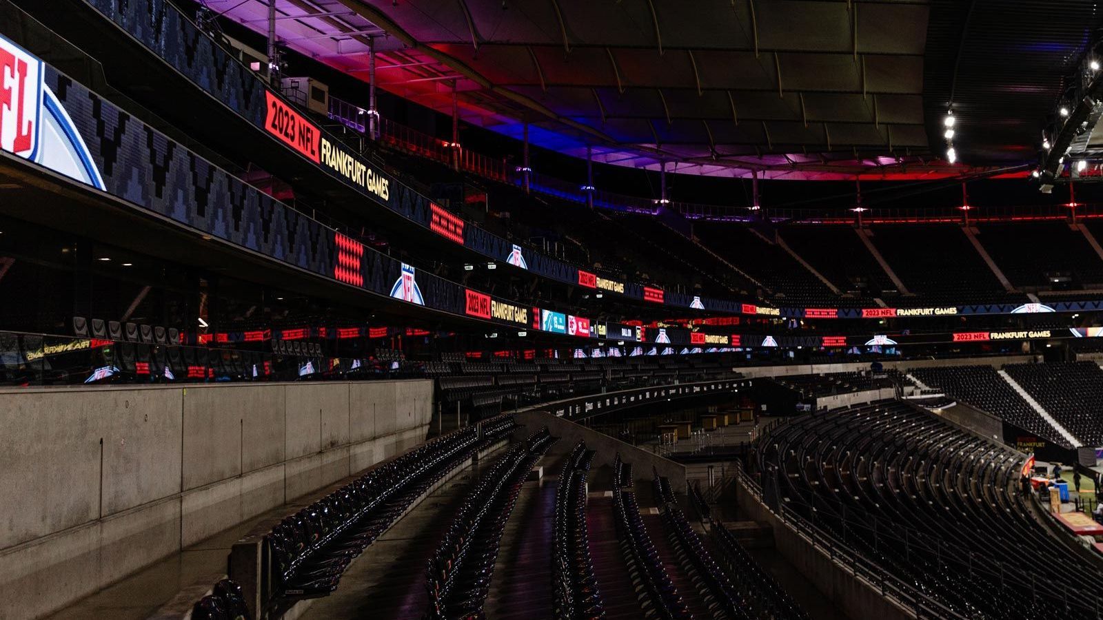 <strong>NFL in Frankfurt: So wird aus dem Eintracht-Stadion ein NFL-Tempel</strong><br>Egal, wo man hinblickt, überall springt einem die NFL ins Auge. Schließlich möchte die US-Liga mit den Spielen in Deutschland ihre Marke auf dem hiesigen Markt weiter ausbauen.