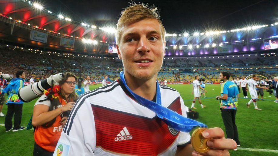 <strong>Ein Weltmeistertitel</strong><br>
                Der größte Triumph seiner Karriere war dennoch der Weltmeistertitel 2014 in Brasilien. Zwei Tore und vier Vorlagen steuerte Kroos zu Deutschlands Erfolgsgeschichte bei. Vor allem beim historischen 7:1 im Halbfinale gegen Brasilien lieferte er ein überragendes Spiel ab.
