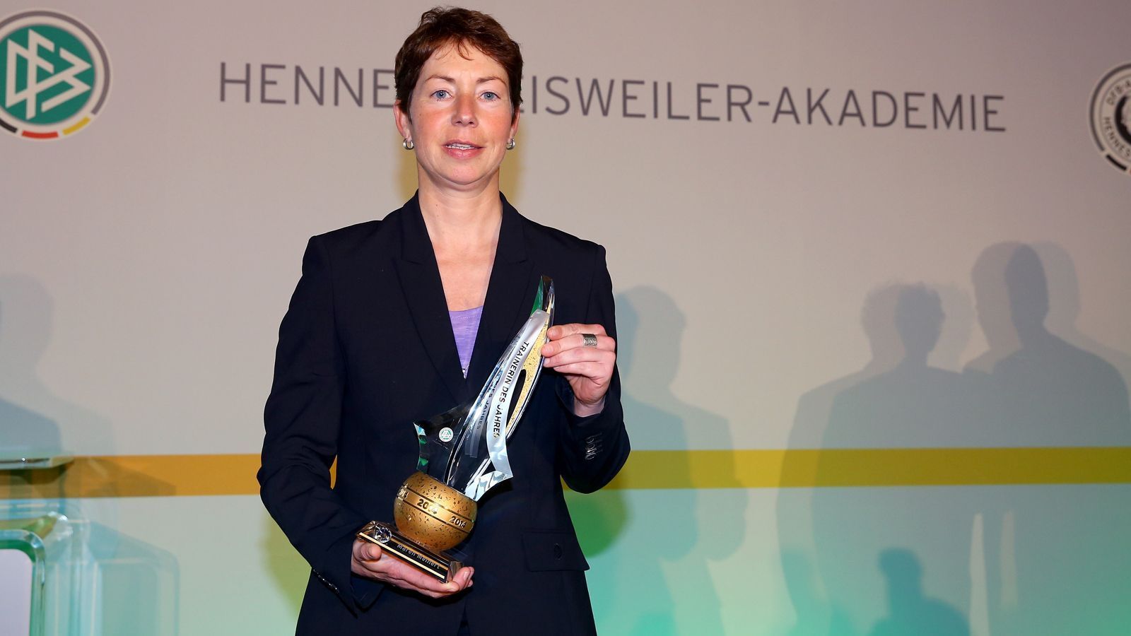 
                <strong>Maren Meinert (2014)</strong><br>
                Als bislang einzige Frau erhielt Maren Meinert den Preis zum Trainer des Jahres des deutschen Fußballs. 2014 führte die frühere Nationalspielerin die deutsche U20 bei der Frauen-WM zum Titel, wie auch schon 2010. In den Jahren 2006, 2007 und 2011 war Meinert zudem die Trainerin der bei der U-19-EM jeweils erfolgreichen, deutschen Frauen-Nationalmannschaft. 
              