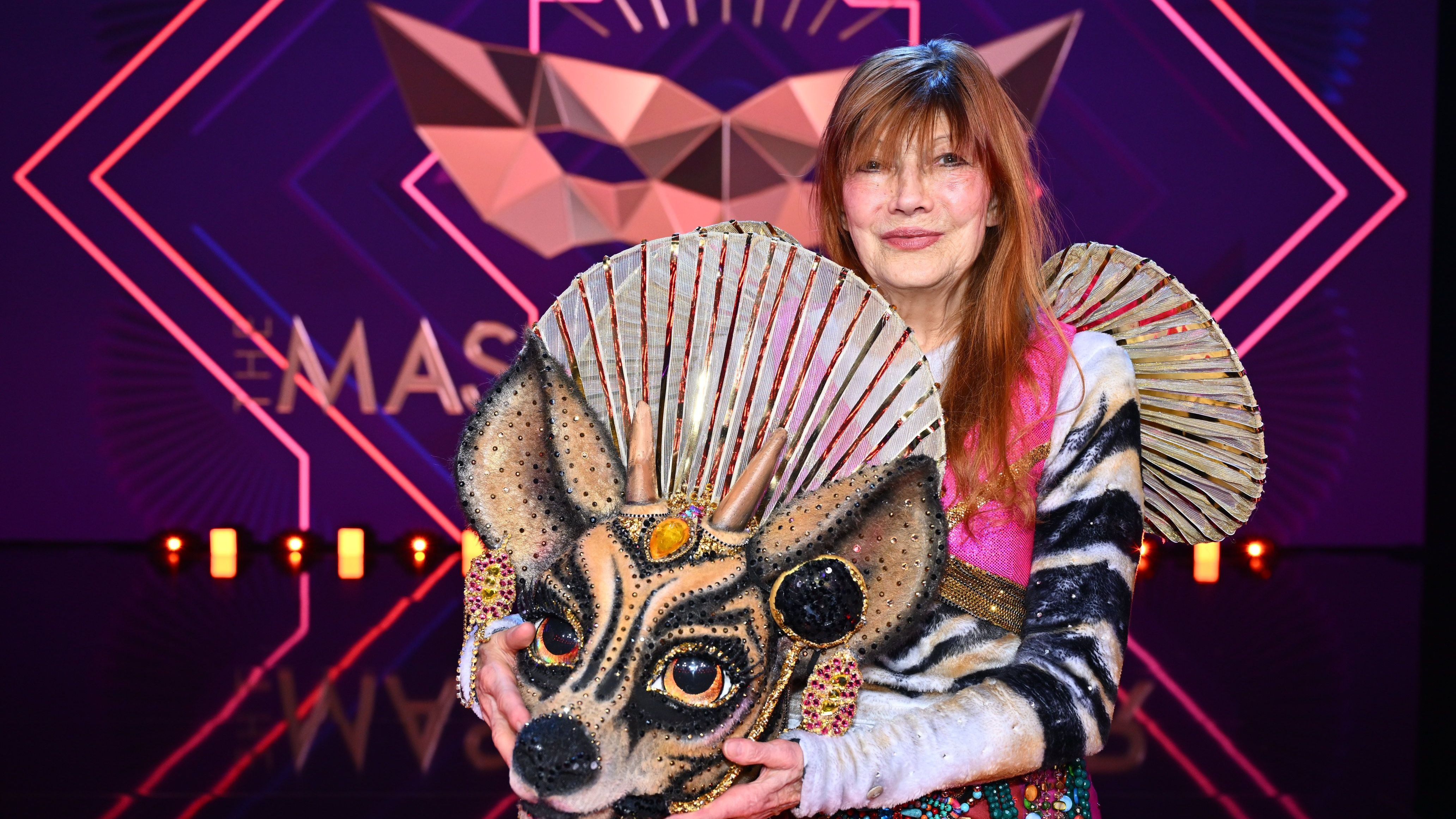 Bezaubernd! Das Okapi verwandelte mit seinen leuchtend-schillernden Farben die Welt um sich herum in ein wahres Kunstwerk und wurde direkt in der ersten Liveshow enttarnt: ESC-Legende Katja Ebstein war das Okapi.