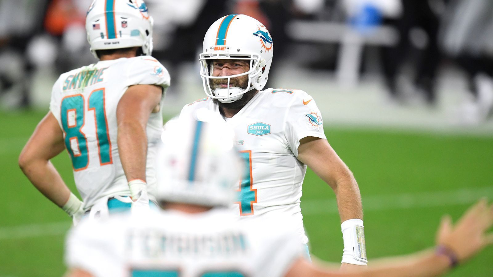 
                <strong>Gewinner: Die Auferstehung von Fitzmagic </strong><br>
                Eigentlich war er schon raus und kurz vor Ende der Regular Season steht er plötzlich wieder im Rampenlicht. In Woche sieben wurde Dolphins-Quarterback Ryan Fitzpatrick durch Rookie Tua Tagovailoa ersetzt. Sein Saisonstart war nicht gut: In sechs Spielen warf Fitzpatrick sieben Interceptions und machte zu viele Fehler. In Woche 16 taten sich die Dolphins gegen die Raiders lange schwer, doch dann schickte Coach Brian Flores knapp zehn Minuten vor Ende seinen Altmeister aufs Feld. "Fitzmagic" machte seinem Namen alle Ehre, peitschte seine Offense nach vorne, passte in so kurzer Zeit für 182 Yards, holte wichtige First Downs und fand per Kurzpass seinen Running Back Myles Gaskin, der den Ball über 59 Yards in die Endzone brachte. Unter der Führung Fitzpatricks drehte Miami dieses wichtige Spiel gegen die Raiders, gewann am Ende mit 26:25 und hält seine Playoff-Träume am Leben.
              