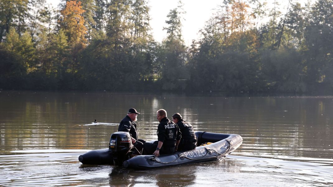 Polizisten bereiten einen Taucheinsatz am Happurger Baggersee vor.