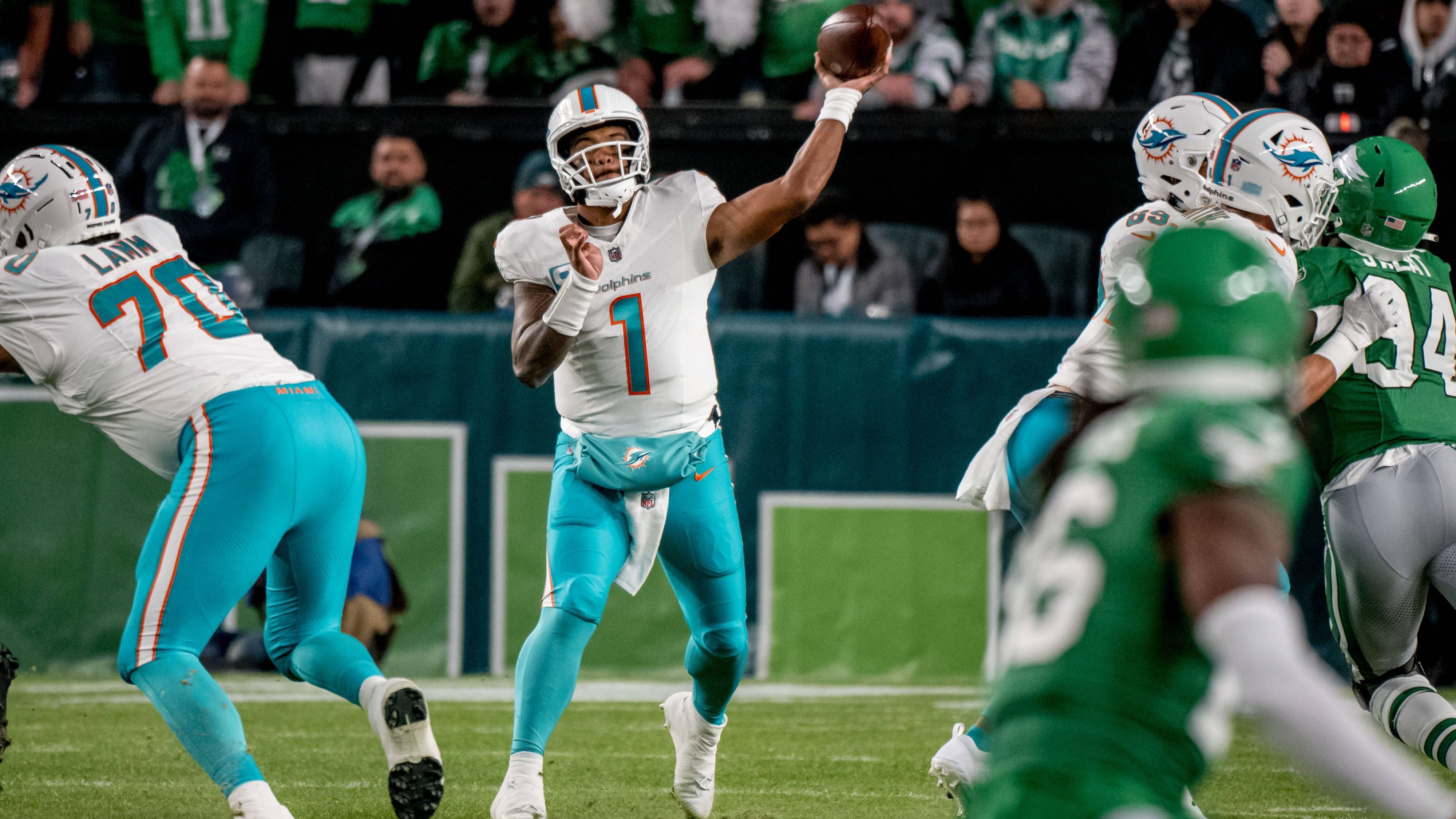 <strong>Verlierer: Tua Tagovailoa (Miami Dolphins)<br></strong>Die Miami Dolphins wurden - auch von <strong><em>ran</em></strong> - nach dem starken Start in den Himmel gelobt. Ist die Offense unaufhaltbar? So schien es zumindest, spätestens nach dem historischen 70:20 über die Denver Broncos. Doch beim genauen Hinschauen wird klar: Die Siege holten die Dolphins gegen Teams, die - Stand jetzt - alle in den Top 10 des kommenden Drafts picken werden.