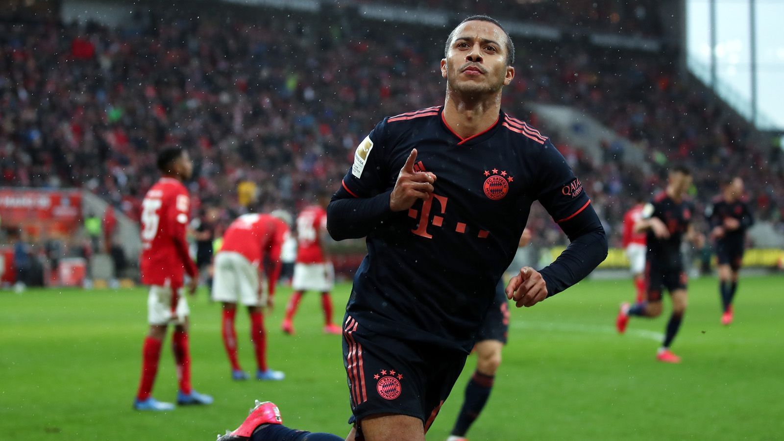 
                <strong>Thiago Alcantara</strong><br>
                Der Mittelfeldmotor steht aktuell noch bis Juni 2021 unter Vertrag. Nichtsdestotrotz wollen die Verantwortlichen des deutschen Rekordmeisters den Vertrag mit dem spanischen Nationalspieler frühzeitig verlängern. In den vergangenen Wochen kamen die Verhandlungen aber ins Stocken, ein neuer Vertrag sei wohl schon ausgehandelt, es fehle nur noch Thiagos Unterschrift. Alcantara wechselte 2013 für 25 Mio. Euro an die Isar und galt als Musterschüler von Trainergenie Pep Guardiola.
              