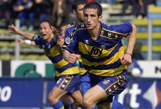 
                <strong>Johan Micoud</strong><br>
                Ebenfalls von Parma nach Deutschland wechselte Johan Micoud. Der als "Weser-Zidane" bekannt gewordene Franzose kam 2002 nach Bremen - ein Verlustgeschäft für die Italiener. Zwei Jahre vorher zahlten sie sieben Millionen Euro Ablöse, er floppte und so verließ er Parma ablösefrei.
              
