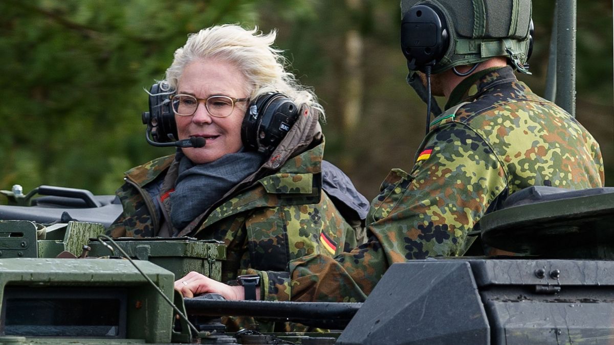 Verteidigungsministerin Lambrecht in einem Panzer