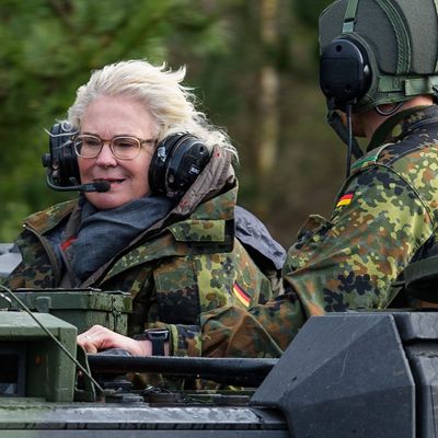 Verteidigungsministerin Lambrecht in einem Panzer