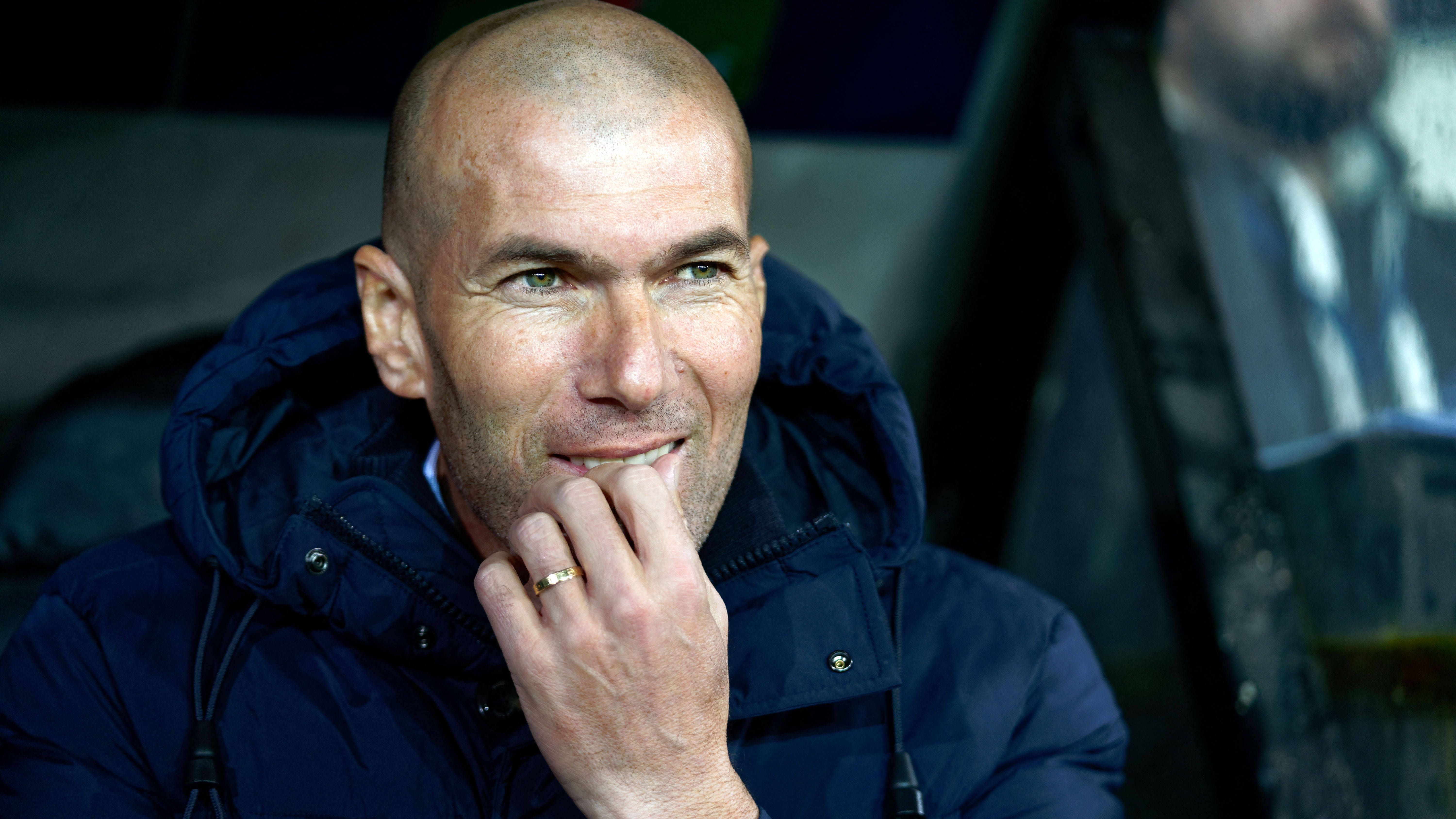 <strong>Zinedine Zidane (vereinslos)</strong><br>Ex-Mitspieler Thomas Gravesen behauptete bei "Diario AS", dass es generell nicht viele Aufgaben geben, die Zidane nach drei CL-Titeln mit Real reizen würden. Vor zwei Jahren soll der 98er-Weltmeister in einem Gespräch verraten haben, dass nur Real Madrid, sein Heimatklub Olympique Marseille oder die französische Nationalmannschaft in Frage kämen. Es sieht aber so aus, als habe Zidane seine Meinung diesbezüglich geändert.&nbsp;