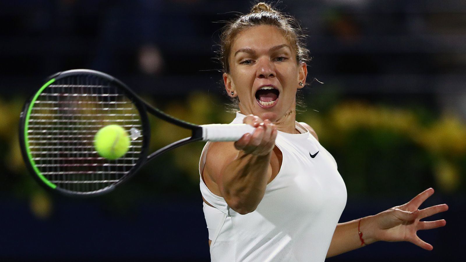 
                <strong>Simona Halep</strong><br>
                "Ich habe immer gesagt, dass bei dieser Entscheidung meine Gesundheit die größte Rolle spielt. Daher ziehe ich es vor, in Europa zu bleiben und zu trainieren", schrieb die Weltranglisten-Zweite Simona Halep kürzlich in den sozialen Netzwerken und begründete ihre Nicht-Teilnahme an den US Open. In starker Form wäre die 28-jährige Rumänin immerhin schon wieder, zuletzt gewann sie das WTA-Turnier in Prag durch einen Final-Erfolg gegen Elise Mertens - allerdings auf Sand.
              