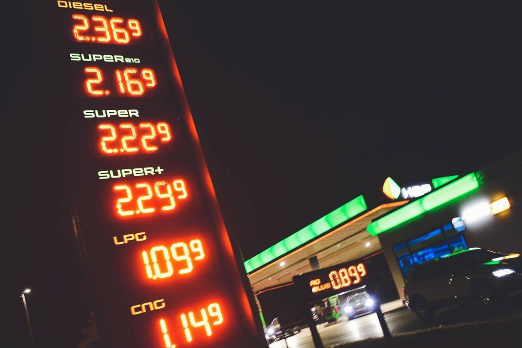 Aufgrund der stetig steigenden Benzinpreise gilt Autofahren für viele als Luxus. Bleibt das so?