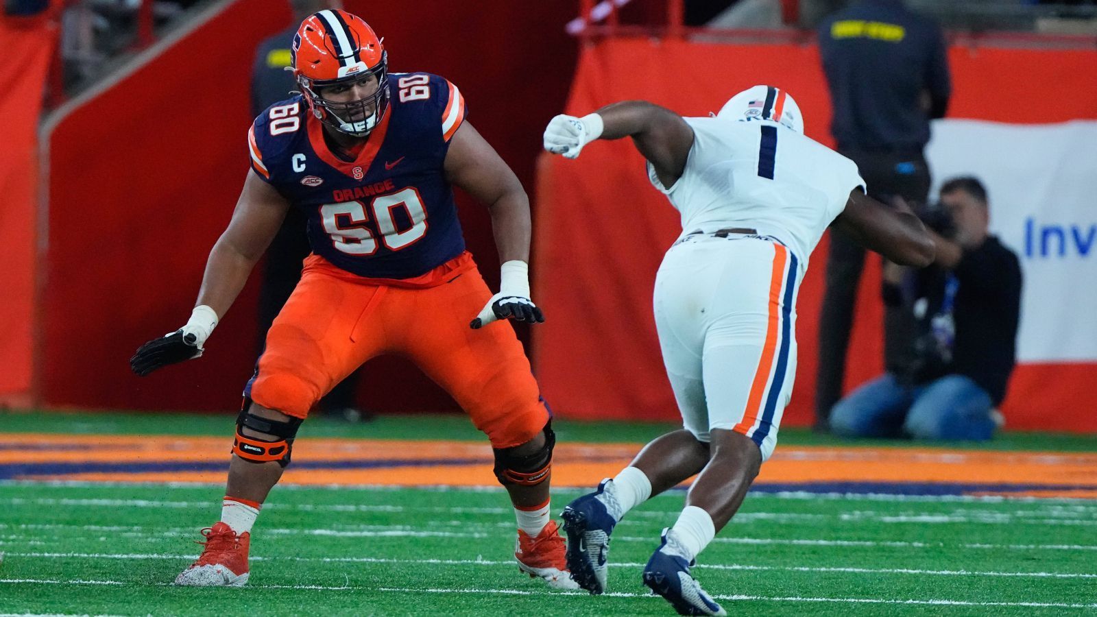 
                <strong>Platz 9: Matthew Bergeron (Syracuse Orange)</strong><br>
                Erfahrung ist in der NFL wichtig. Auch, wenn man noch Rookie ist. Diese Erfahrung kann Matthew Bergeron vorweisen. Der 1,96 Meter große Tackle der Syracuse Orange hat bereits über 2.500 Snaps im College auf dem Buckel. Er weiß, wie er sich zu bewegen und wie zu blocken hat. 
              