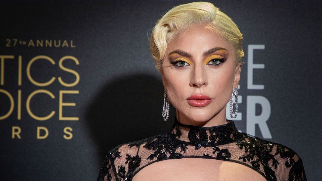 Smokey Eyes in Gelbgold – Superstar Lady Gaga überzeugte bereits auf den British Academy Film Awards mit einem glamourösen Look und auch hier bei den Critic Choice Awards 2022 steht sie für "Pure Lux".