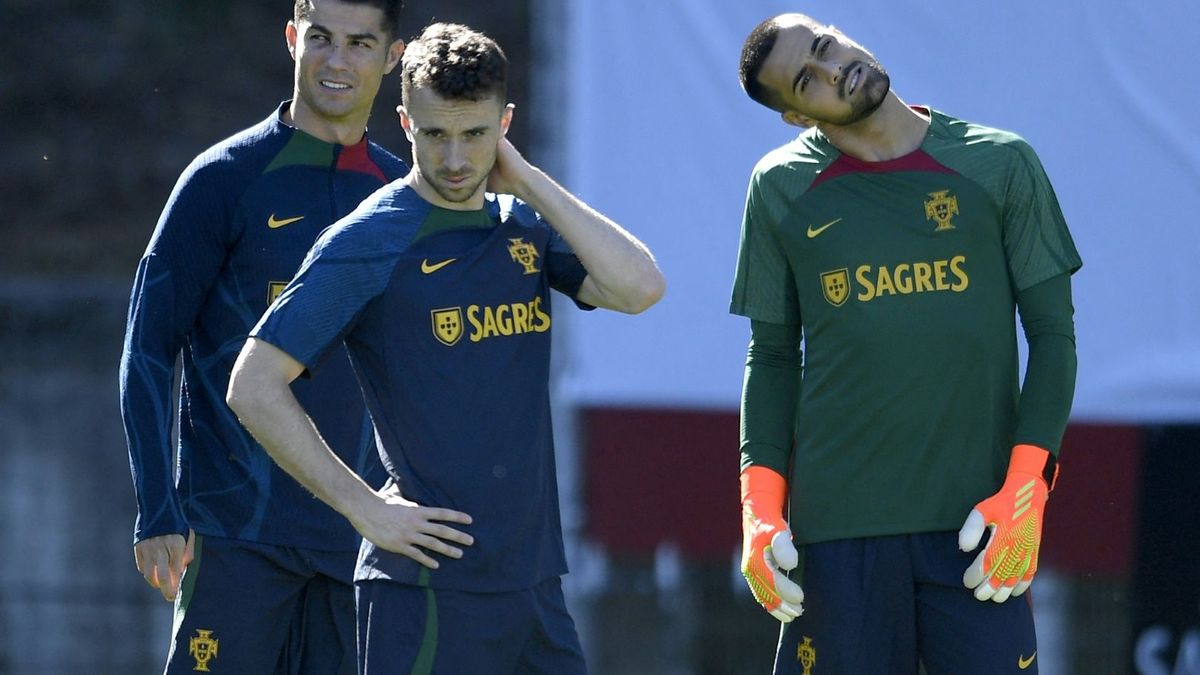 Cristiano Ronaldo (l.) trauert um Diogo Jota (M.)