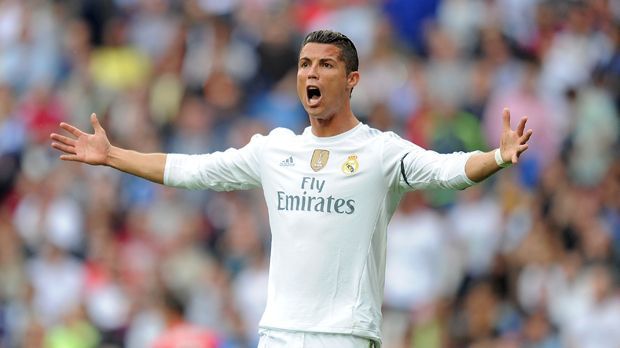 
                <strong>Cristiano Ronaldo</strong><br>
                Kein Spieler schafft es so häufig in das Team des Jahres wie Cristiano Ronaldo. Insgesamt elf Mal wird der Portugiese nominiert, neun Mal steht er in der Startelf. 2004 wird der Superstar zum ersten Mal gewählt - 2014 bisher zum letzten Mal.
              