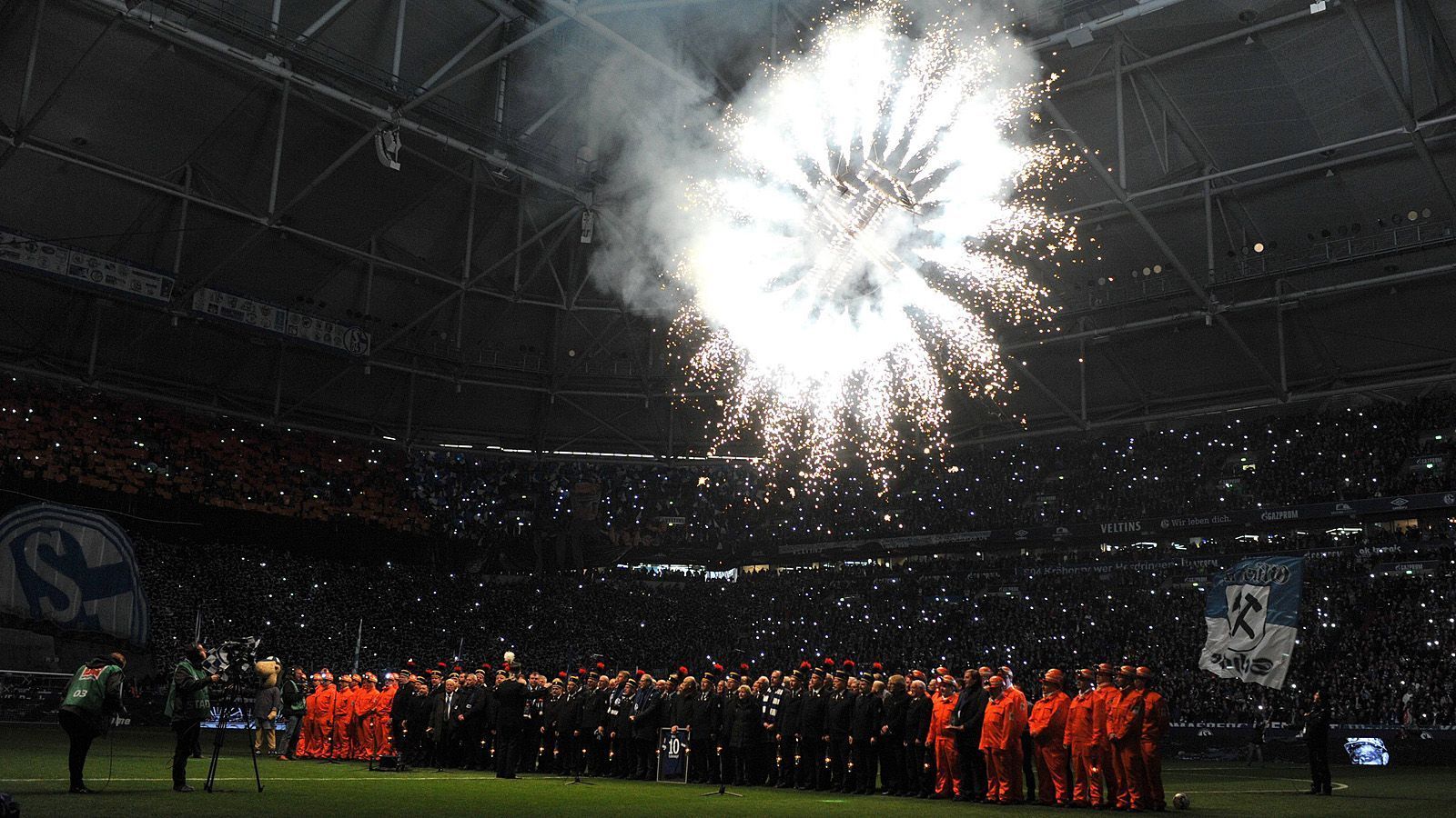 
                <strong>Schalke 04</strong><br>
                Schlägel und Eisen, die Werkzeuge der Kumpels, brennen in einem Feuerwerk mitten in der Veltins-Arena.
              