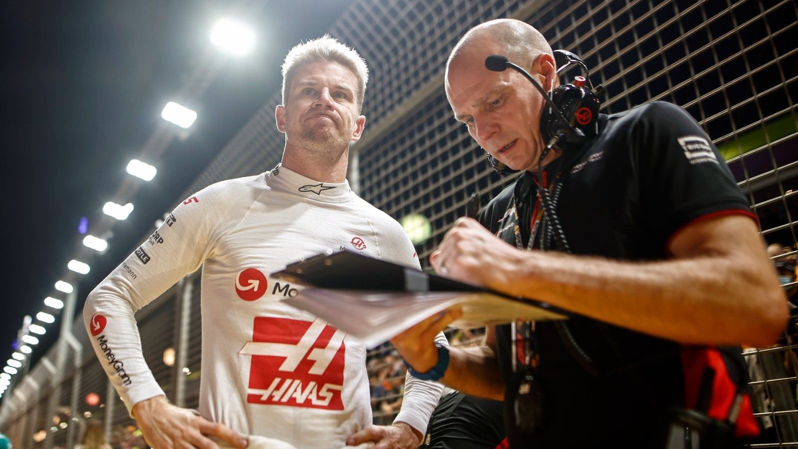 <strong>Verlierer: Nico Hülkenberg</strong><br>Bislang zeigte der Deutsche seinem dänischen Teamkollegen Kevin Magnussen zumeist die Grenzen auf, nicht so in Singapur. Hülkenberg unterlag bereits im Qualifying, im Rennen ging es genauso weiter. Während Magnussen als Zehnter in die Punkte fuhr, sah "Hülk" auf dem 13. Rang kein Land.