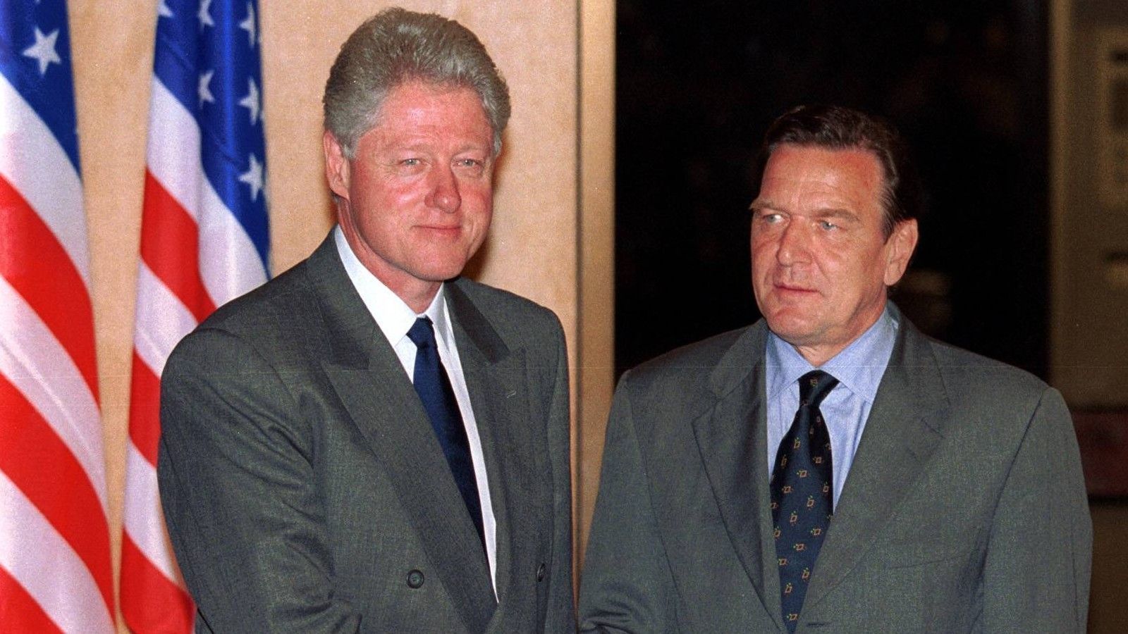 
                <strong>Clinton und Schröder an der Macht</strong><br>
                Auch politisch ist die Welt damals eine andere. In den Vereinigten Staaten hat Präsident Bill Clinton mit den Nachwirkungen der Lewinsky-Affäre zu kämpfen, in der ihm vorgeworfen wurde, eine sexuelle Beziehung zur Praktikantin Monica Lewinsky unterhalten zu haben. In Deutschland ist dagegen seit gut einem Jahr der SPD-Kanzler Gerhard Schröder an der Macht.
              