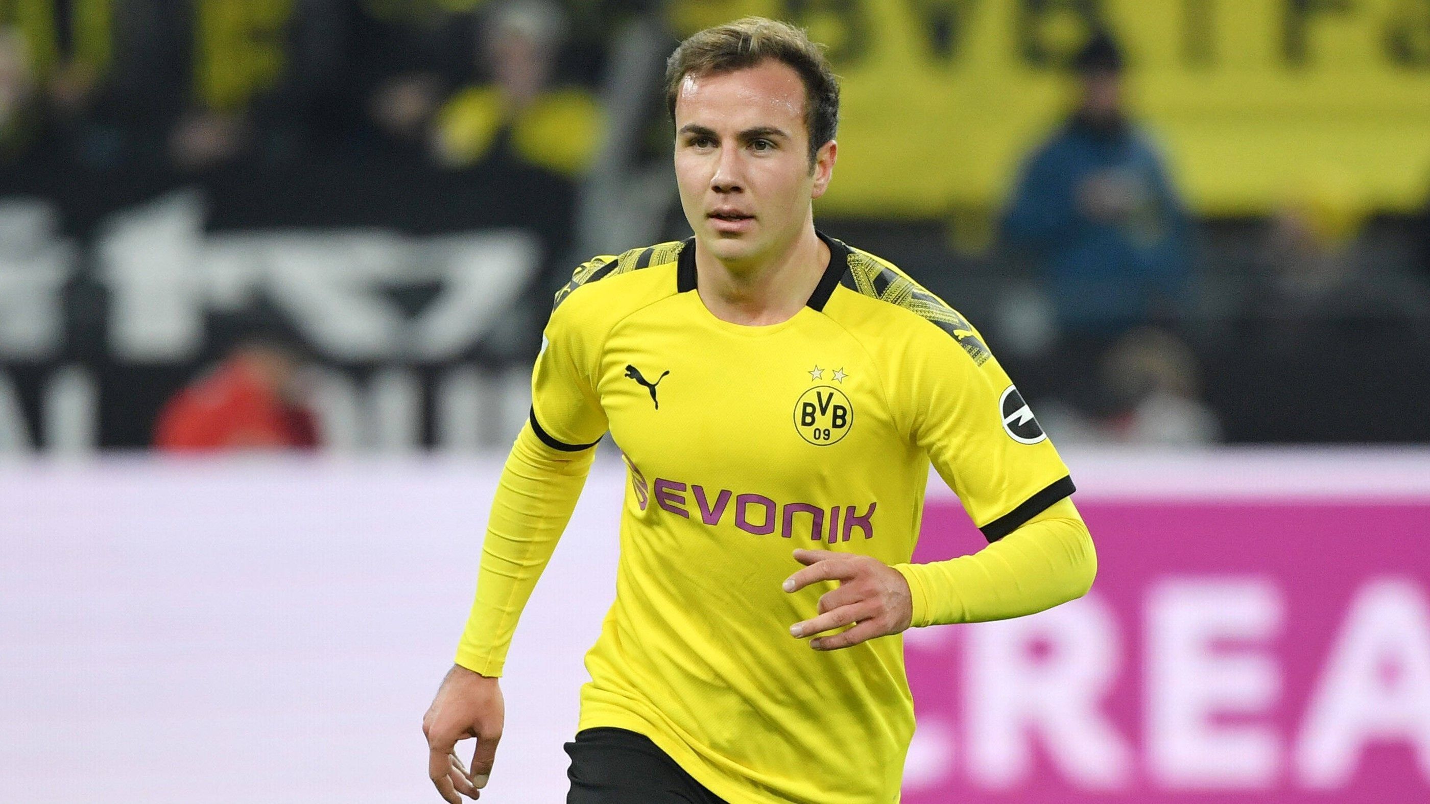 
                <strong>Mario Götze (Borussia Dortmund)</strong><br>
                Beim Finale der Weltmeisterschaft 2014 war Mario Götze der gefeierte Siegestorschütze. Zuletzt musste er sich in Dortmund mit der Reservistenrolle abfinden. Der im Sommer auslaufende Vertrag wird nicht verlängert, womit die Zukunft des 27-Jährigen offen wäre. Zuletzt vermeldete Simon Rolfes, dass Götze bei der Werkself "kein Thema" sei. Jetzt stehen die Zeichen wohl in Richtung Italien, denn wie die "Corriere dello Sport" schreibt, befindet sich Götze wohl in Verhandlungen mit der AS Roma.
              