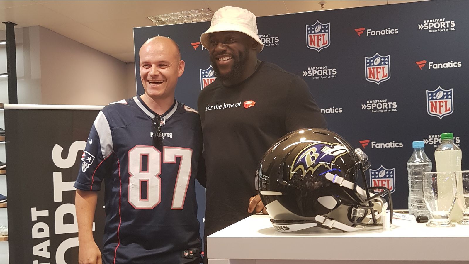 
                <strong>Deutsche NFL-Stars zur Autogramm-Stunde in München</strong><br>
                Ezeala (rechts) spielte zuerst als Linebacker in der GFL bei den Ingolstadt Dukes. Über das International Pathway Program, das ausländische Football-Profis an die NFL heranführt, ergatterte er ein Platz im Practice Squad der Baltimore Ravens. Dort wurde er zum Fullback umgeschult. Am Ende dieser Saison bekam er eine Reserves/Future Contract und hat die Chance, sich einen Platz im 53-Mann-Kader zu erkämpfen.
              