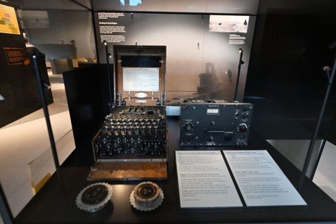 Geheimsache: Die Enigma aus dem Zweiten Weltkrieg gehört zu den berühmtesten Codier-Maschinen. Diese steht im Deutschen Museum, München. Die Liste unten erklärt Dir mehr dazu.