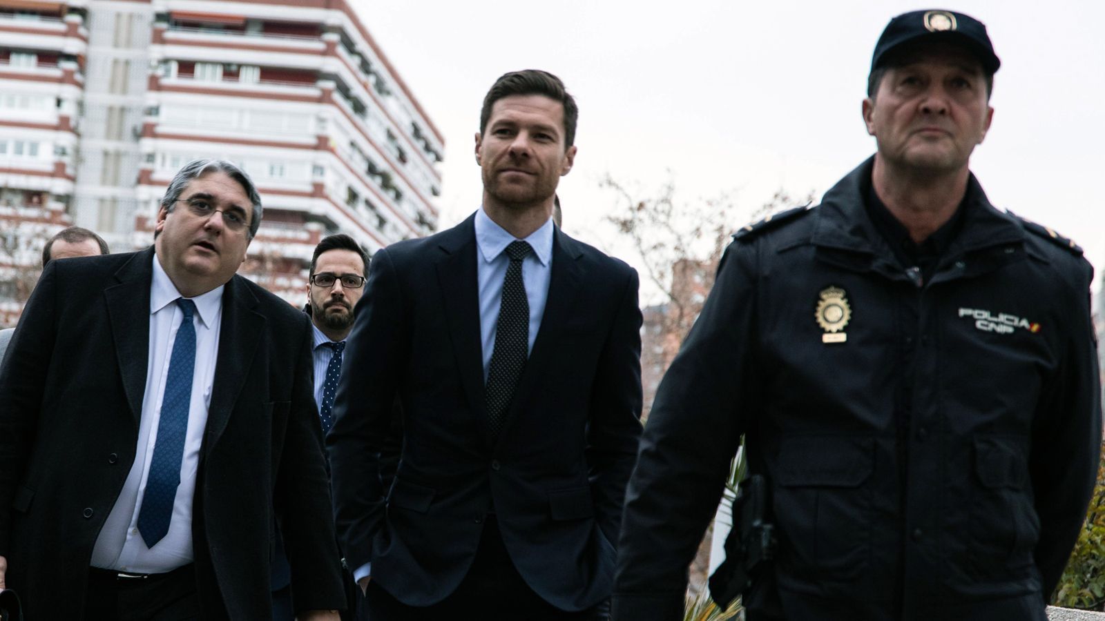 
                <strong>Neuer Gladbach-Trainer? So tickt Xabi Alonso</strong><br>
                Wegen mutmaßlicher Steuerhinterziehung musste sich Alonso 2019 in Madrid vor Gericht verantworten. Dem Ex-Profi drohten dabei mehrere Jahre Haft. Der damalige Real-Star soll zwischen 2010 und 2012 die Einnahmen aus seinen Bildrechten nicht versteuert und gut zwei Millionen Euro am Fiskus vorbeigeschleust haben. Da Alonso aber noch vor dem Urteilsspruch eine Strafe in Höhe von drei Millionen Euro an das spanische Finanzamt zahlte, wurde der Ex-Fußballer letztlich freigesprochen. Dadurch konnte er seine Tätigkeit als Trainer bei Real Sociedad B weiter ausüben, was den möglichen sportlichen Aufstieg zum neuen Gladbach-Coach erst vorbereitet hätte.
              