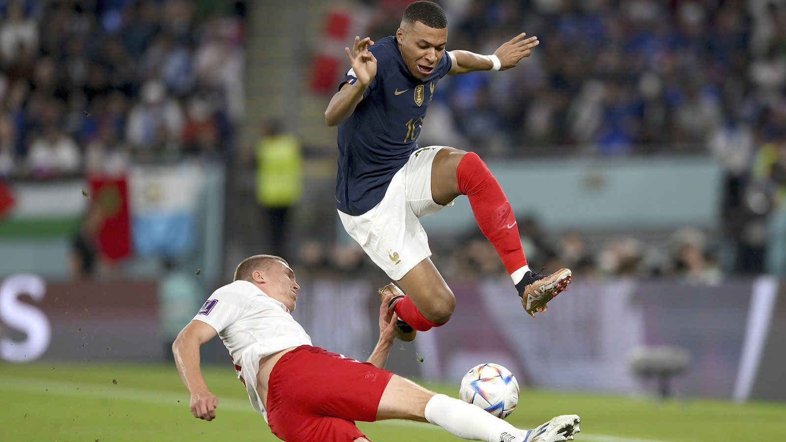 
                <strong>Mbappe schnell und sprunggewaltig</strong><br>
                Der amtierende Weltmeister ist dem Angstgegner aus dem hohen Norden, der beide Nations-League-Vergleiche in diesem Jahr gewann, zunächst in allen Belangen überlegen. Auch dank Mbappe, der ein ums andere Mal sein Tempo gewinnbringend in die Waagschale wirft und ganz nebenbei auch Rasmus Kristensen überspringt.
              