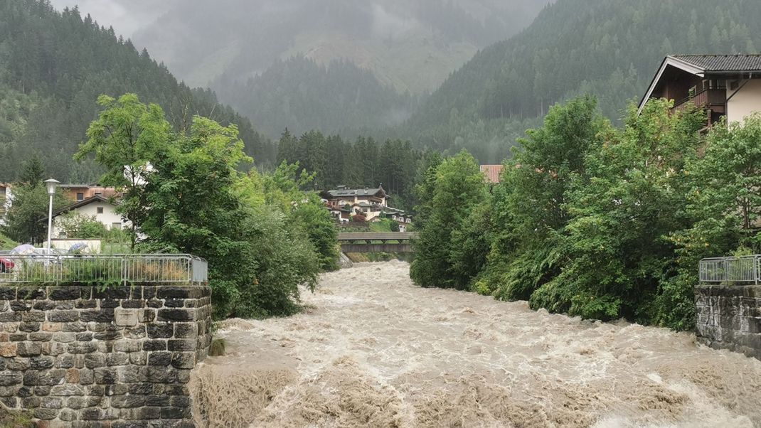 Aufgrund des Dauerregens ist der Fluss Ziller im Zillertal, Tirol, stark angestiegen. Seit Sonntag besteht Hochwasserwarnung. 