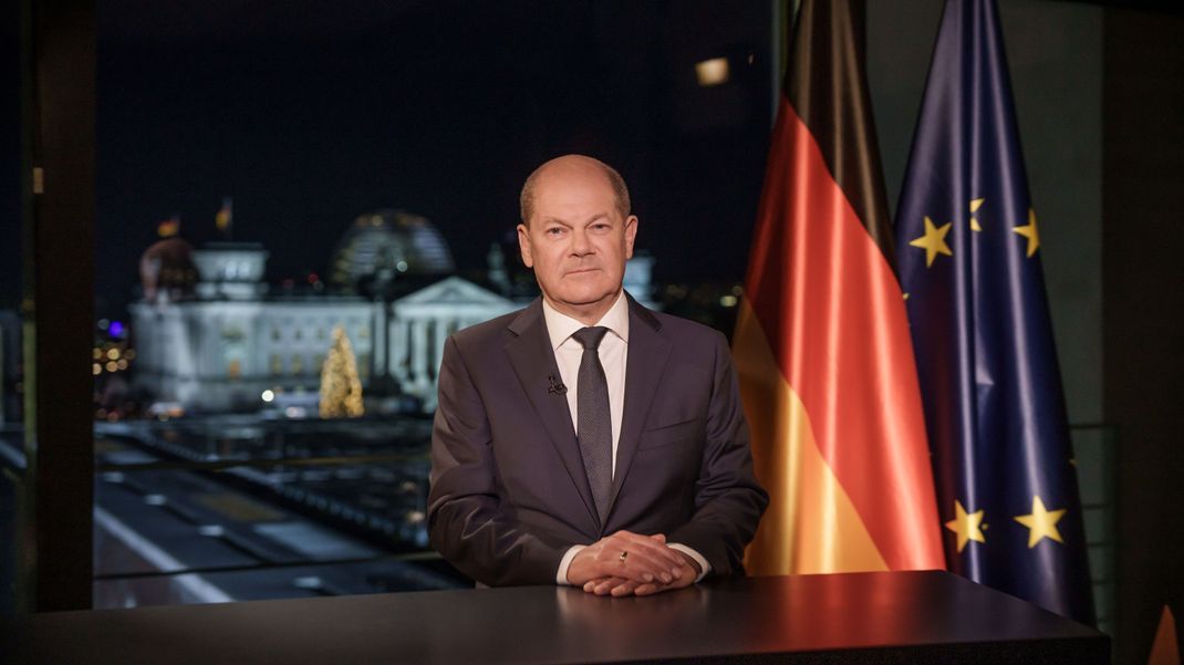  Bundeskanzler Olaf Scholz (SPD) sitzt bei der Aufzeichnung der Neujahrsansprache im Kanzleramt. 