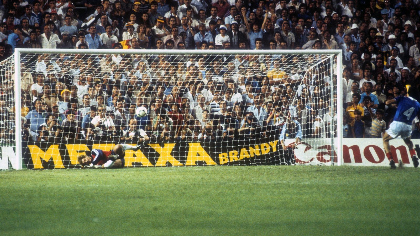 
                <strong>WM 1982 (Halbfinale): Deutschland - Frankreich 8:7 n.E.</strong><br>
                Auf dem Weg ins WM-Finale 1982 musste Deutschland erneut bei einem großen Turnier in ein Elfmeterschießen. Im Halbfinale setzte sich Deutschland gegen Frankreich im spanischen Sevilla mit 8:7 durch. Held des damaligen Elfmeterschießens war der deutsche Torhüter Harald "Toni" Schumacher. Er hielt zunächst beim Stand von 5:6 aus deutscher Sicht den Elfmeter des Franzosen Didier Six und später beim Stand von 7:7 noch jenen von Maxime Bossis. Der Parade gegen Bossis folgte dann der deutsche Siegtreffer von Horst Hrubesch und der damit einhergehende Finaleinzug gegen Italien. Dort unterlag das DFB-Team jedoch.
              