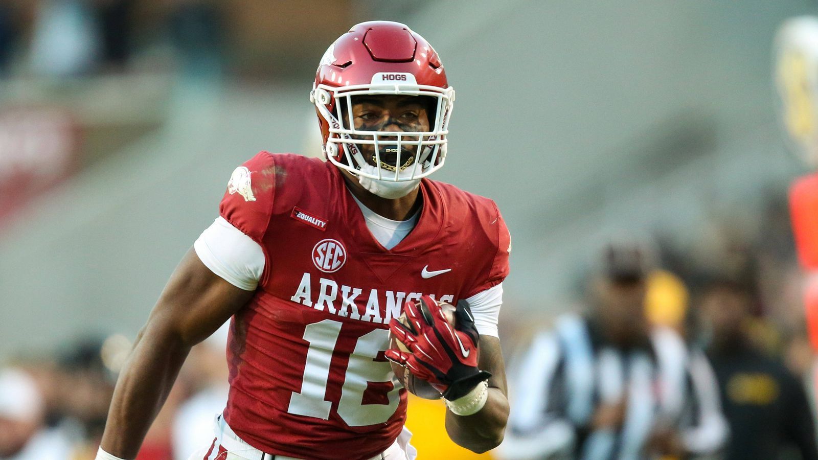 
                <strong>29. Pick: Kansas City Chiefs - Trelyon Burks, WR, Arkansa</strong><br>
                Wenn die Kansas City Chiefs für eines bekannt sind, dann ihre Offense. Und die erhält in diesem Draft weiter Verstärkung. Wide Receiver Treylon Burks wird eine weitere Option von Patrick Mahomes.
              